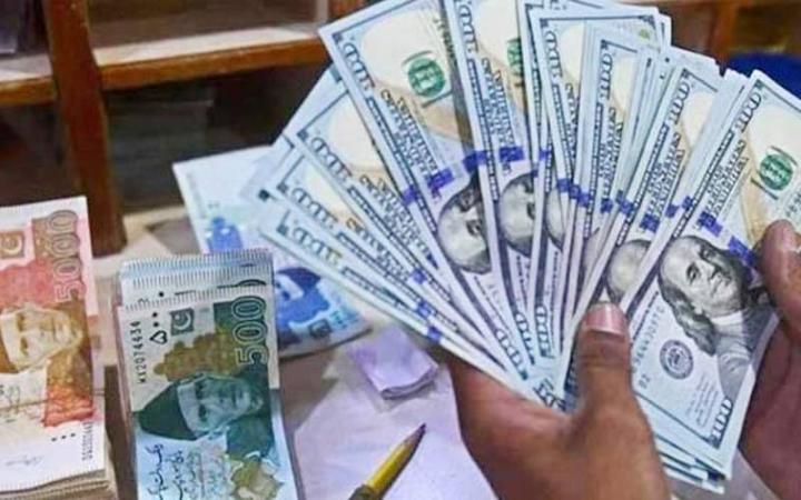 انٹربینک مارکیٹ میں پاکستانی روپے کی قدر میں بہتری، ڈالر مزید 3 پیسے گر گیا