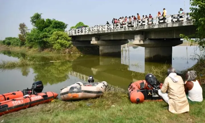 India festival boat capsize kills 13 children