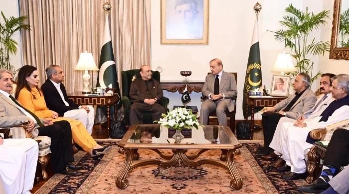 Federal government decides to impose emergency in KP amid PTI march, say sources