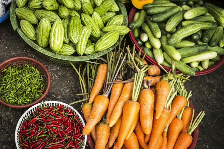 کاٹلنگ: کسان گنا جمع کرنے کے مرکز پر لاتے ہوئے۔