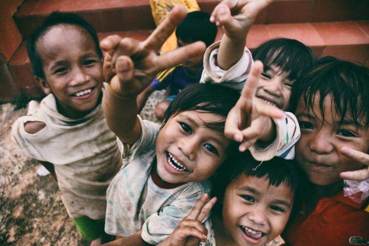 مردان: باچا خان پارک میں بچے پینٹنگ کرتے ہوئے۔